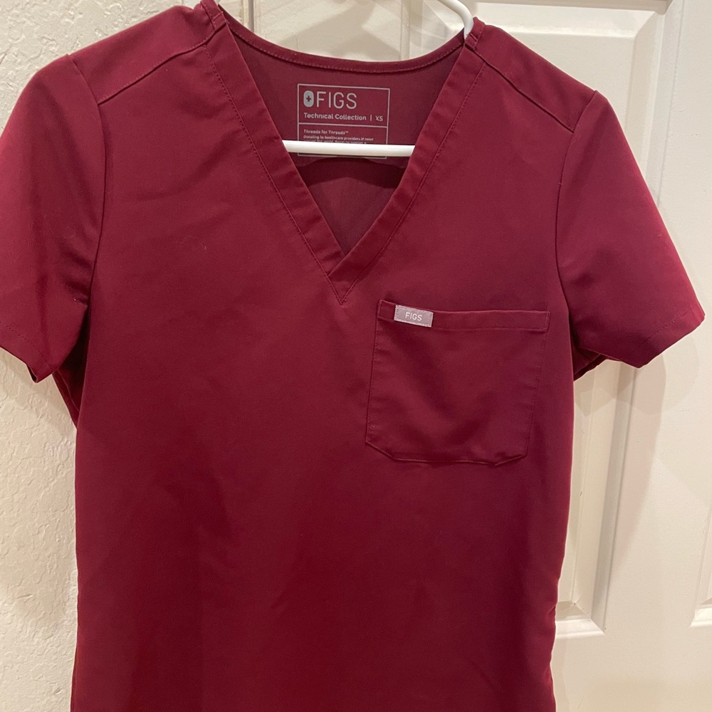 FIGS Burgundy Catarina One-Pocket Scrub Top - Size XS
